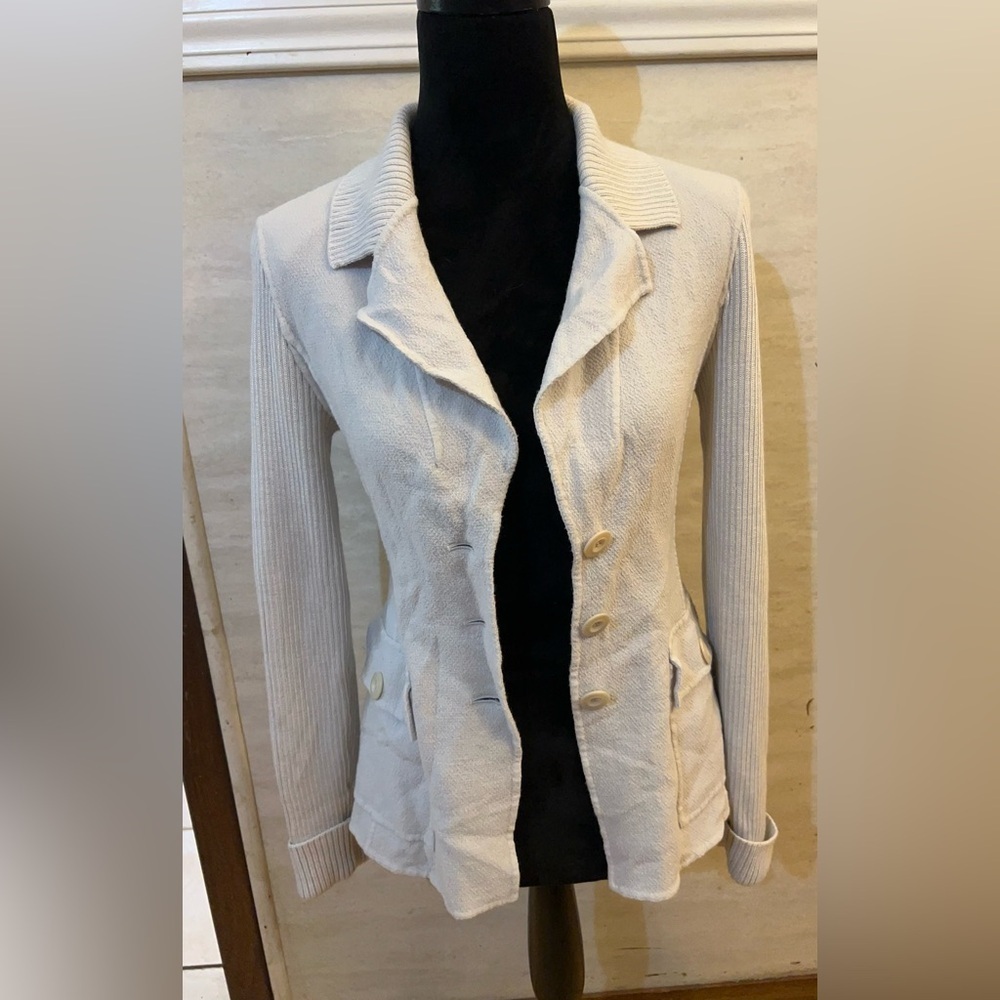St. John Wool Knit
Trim Crepe Jacket
Platinum Gray Hand Sewn